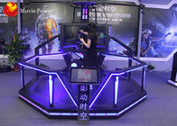 VR che cammina stando sul simulatore di realtà virtuale del cinema con la piattaforma di camminata di HTC Vive