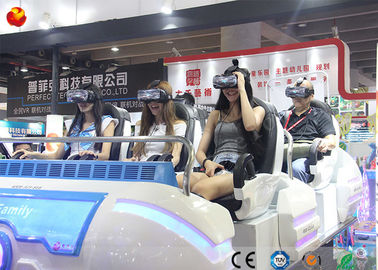 Il cinema con diversi giocatori della famiglia della macchina 9D VR del gioco con 360 ha girato il casco
