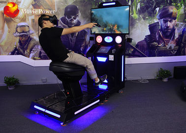 Giro della macchina di equitazione del simulatore di realtà virtuale di Vr a cavallo sul campo di battaglia che combatte il nemico