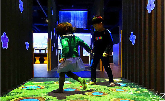 Proiezione interattiva al suolo dell'AR del gioco di pianificazione di sito dei bambini multi 3D 0