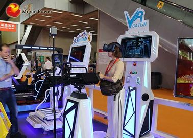 Singolo giocatore che sta sul simulatore dell'interno della fucilazione dell'attrezzatura di 9D VR