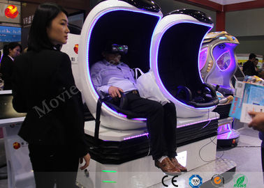 I giocatori delle montagne russe 2 di gioco di Vr del simulatore di realtà virtuale dei doppi sedili per i bambini parcheggiano