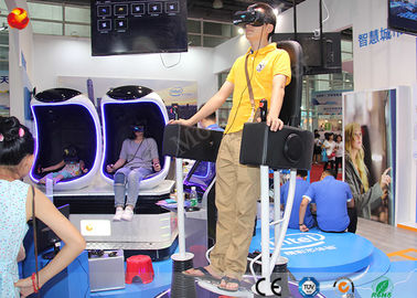 Professionista che sta sul simulatore diritto del cinema delle montagne russe 9D di 9D VR